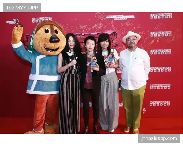 季丽萍穿得比明星还讲究，这身价到底藏了多少秘密？